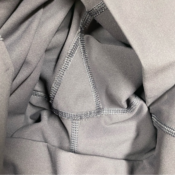 Everlane Perform Biker Short Womens Size S Purple Dark Plum Athletic - Picture 3 of 6